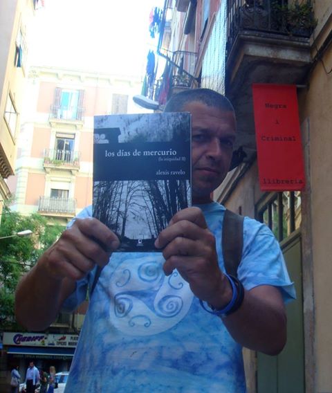 El artesano Fran López en c/ Sal de Barcelona, ante el edificio de Negra y Criminal, donde se ubica un capítulo de Los días de mercurio. 