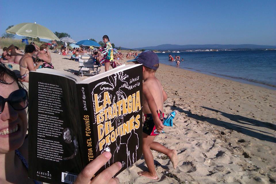 Beatriz lee La estrategia del pequinés en la playa de Carragueiros, cerca de la Ría de Arousa (Foto: Helio Ayala).