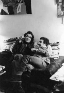 Gabriel García Márquez asustándose ante un Julio Cortázar enmascarado, en una foto de la gran Sara Facio