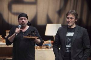 Carlos Salem tras recibir el Premio VLC Negra por 'Muerto el perro' de manos de Carlos Zanón.